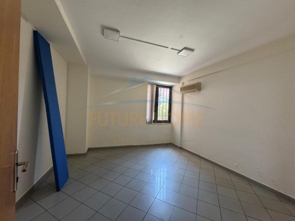 Tirane, jepet me qera ambjent biznesi Kati 0, 160 m² 1.200 € (Rruga e Dibres)