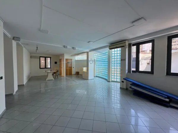 Tirane, jepet me qera ambjent biznesi Kati 0, 160 m² 1.200 € (Rruga e Dibres)