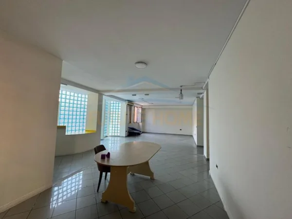 Tirane, jepet me qera ambjent biznesi Kati 0, 160 m² 1.200 € (Rruga e Dibres)
