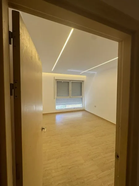 Tirane, jepet me qera zyre Kati 1, 60 m² 700 € (Rruga Myslym Shyri)