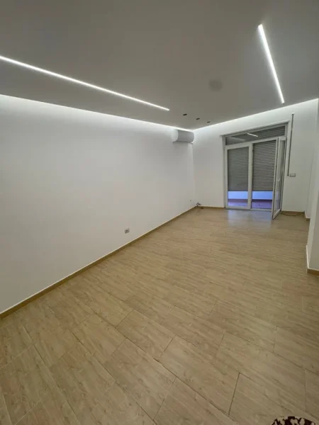 Tirane, jepet me qera zyre Kati 1, 60 m² 700 € (Rruga Myslym Shyri)
