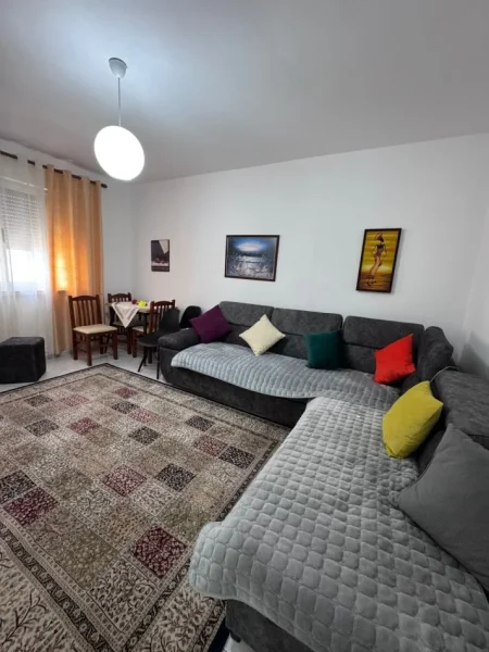 Tirane, jepet me qera apartament 1+1+Ballkon Kati 5, 85 m² 450 € (Rruga e kavajes , te condor center)