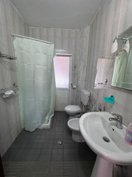 Tirane, jepet me qera apartament 1+1+Ballkon Kati 5, 85 m² 450 € (Rruga e kavajes , te condor center)