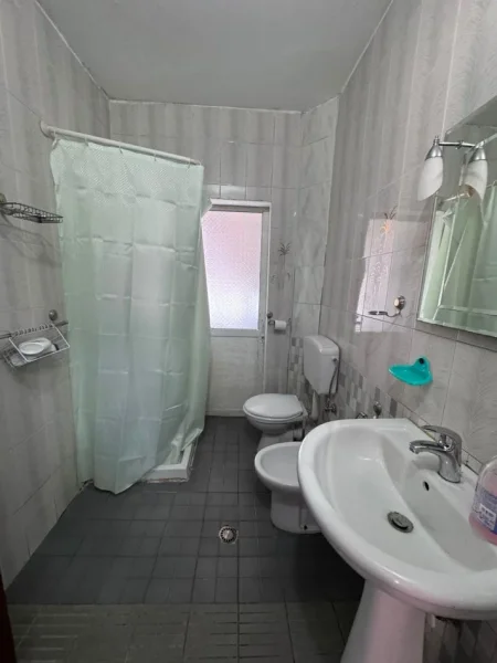 Tirane, jepet me qera apartament 1+1+Ballkon Kati 5, 85 m² 450 € (Rruga e kavajes , te condor center)