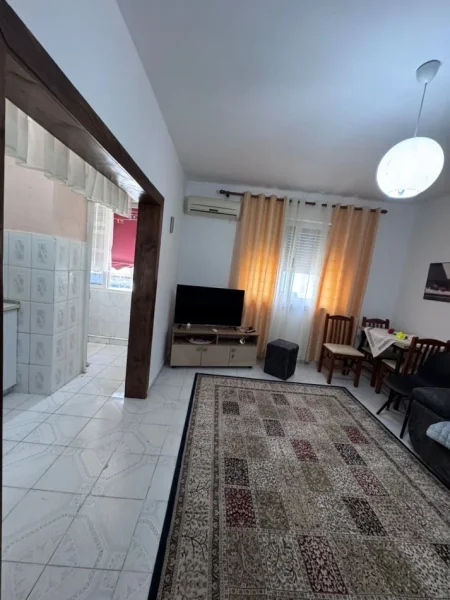 Tirane, jepet me qera apartament 1+1+Ballkon Kati 5, 85 m² 450 € (Rruga e kavajes , te condor center)