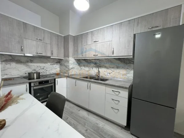 Tirane, jepet me qera apartament 2+1 Kati 2, 100 m² 700 € (Yzberisht)