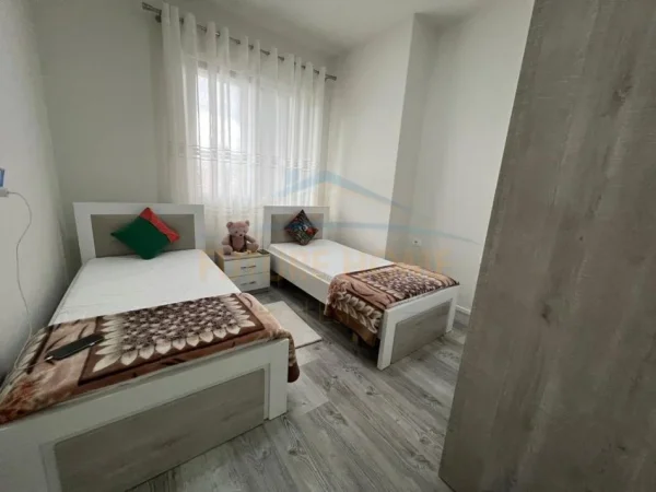 Tirane, jepet me qera apartament 2+1 Kati 2, 100 m² 700 € (Yzberisht)