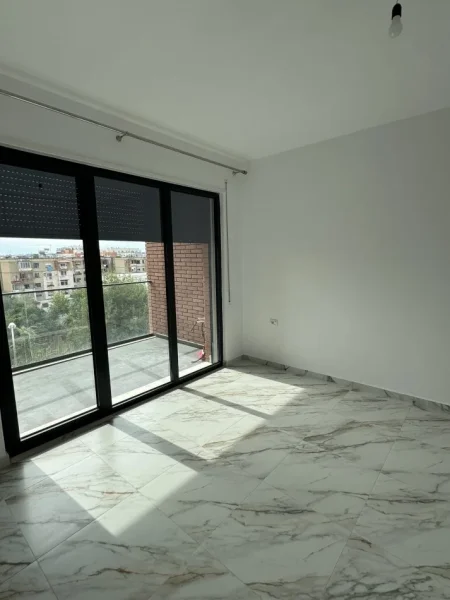 Tirane, jepet me qera apartament 1+1+Ballkon Kati 3, 75 m² 400 € ((Rruga Kahraman Yll, prane Tv Klan ,Kinostudio )Prane UET)