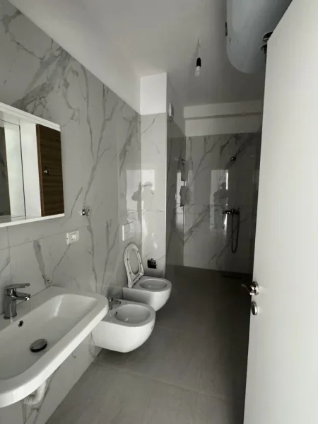 Tirane, jepet me qera apartament 1+1+Ballkon Kati 3, 75 m² 400 € ((Rruga Kahraman Yll, prane Tv Klan ,Kinostudio )Prane UET)