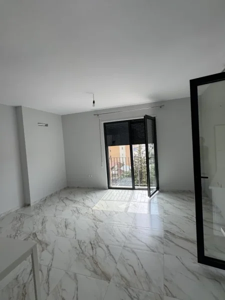 Tirane, jepet me qera apartament 1+1+Ballkon Kati 3, 75 m² 400 € ((Rruga Kahraman Yll, prane Tv Klan ,Kinostudio )Prane UET)