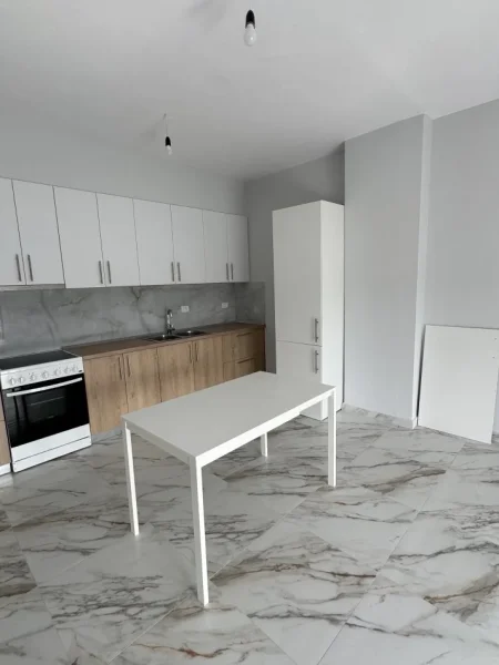 Tirane, jepet me qera apartament 1+1+Ballkon Kati 3, 75 m² 400 € ((Rruga Kahraman Yll, prane Tv Klan ,Kinostudio )Prane UET)