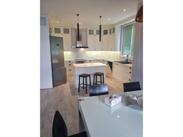 Durres, shitet apartament 3+1 Kati 3, 134 m² 360.000 € (RRUGA E PORTIT)