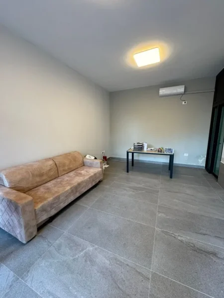 Durres, jepet me qera dyqan Kati 0, 30 m² 300 € (Vollga)