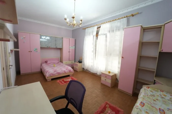 Durres, jepet me qera apartament 2+1+Aneks+Ballkon Kati 3, 100 m² (Durres, Qender)