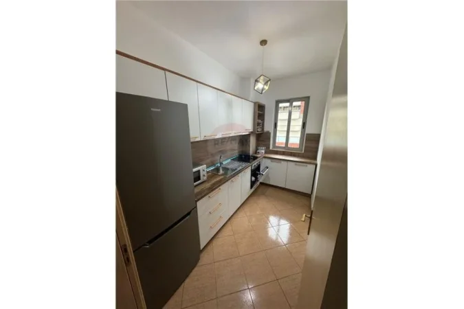 Tirane, jepet me qera apartament 2+1+Aneks+Ballkon Kati 2, 100 m² 600 € (astir)