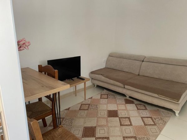 Tirane, jepet me qera Vile 1+1 Kati 4, 400 € (JEPET ME QERA SUPER HYRJE 1+1 E MOBILUAR NE VILE NE DON BOSKO)