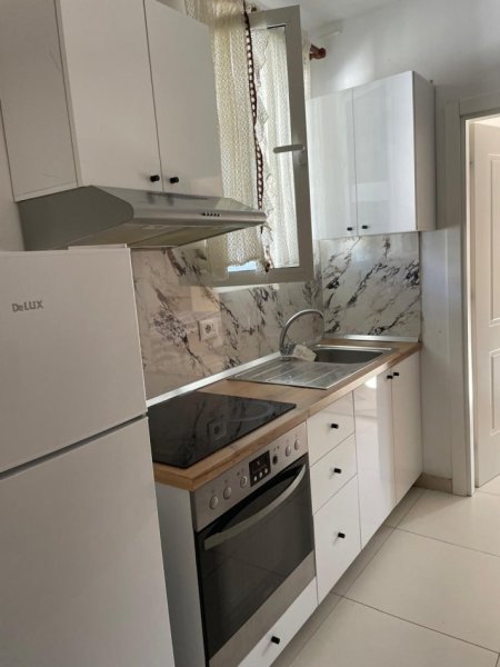 Tirane, jepet me qera Vile 1+1 Kati 4, 400 € (JEPET ME QERA SUPER HYRJE 1+1 E MOBILUAR NE VILE NE DON BOSKO)