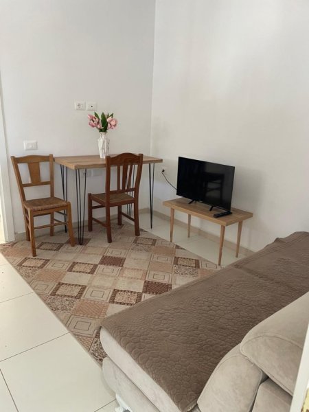 Tirane, jepet me qera Vile 1+1 Kati 4, 400 € (JEPET ME QERA SUPER HYRJE 1+1 E MOBILUAR NE VILE NE DON BOSKO)