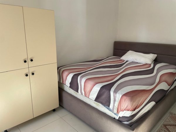 Tirane, jepet me qera Vile 1+1 Kati 4, 400 € (JEPET ME QERA SUPER HYRJE 1+1 E MOBILUAR NE VILE NE DON BOSKO)