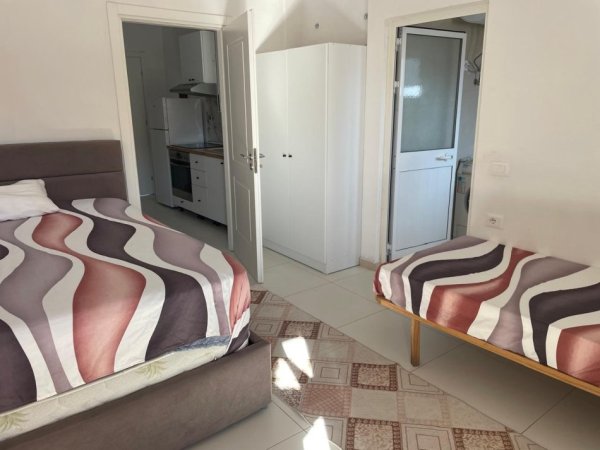 Tirane, jepet me qera Vile 1+1 Kati 4, 400 € (JEPET ME QERA SUPER HYRJE 1+1 E MOBILUAR NE VILE NE DON BOSKO)