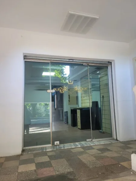 Tirane, jepet me qera Kati 1, 45 m² 500 € (JEPET SUPER AMBIENT DYQANI ME QERA NE BRRYL)