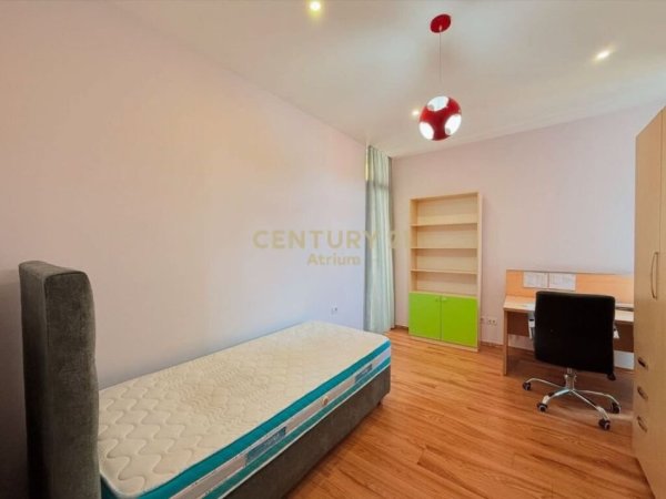Tirane, jepet me qera apartament 3+1 Kati 3, 130 m² 750 € (TE LIQENI I THATË)