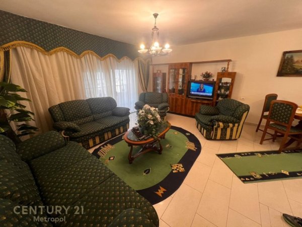 Tirane, jepet me qera apartament 1+1 Kati 6, 74 m² 500 € (Bulevardi Zogu i Parë)