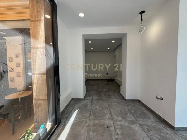 Tirane, shitet dyqan Kati 0, 79 m² 460.000 € (Brrylit)