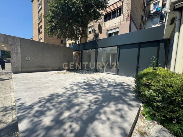 Tirane, shitet dyqan Kati 0, 79 m² 460.000 € (Brrylit)
