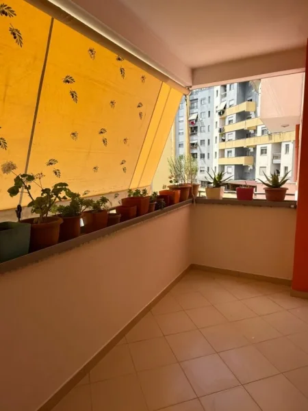 Tirane, jepet me qera apartament 2+1+Ballkon Kati 3, 90 m² 500 € (Unaza e re,Astir)