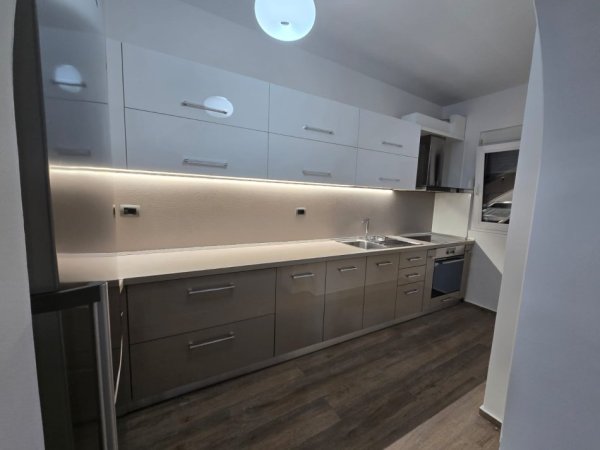 Tirane, jepet me qera apartament 1+1+Ballkon Kati 4, 54 m² 650 € (PAZARI I RI)