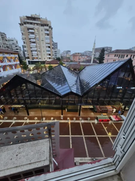 Tirane, jepet me qera apartament 1+1+Ballkon Kati 4, 54 m² 650 € (PAZARI I RI)