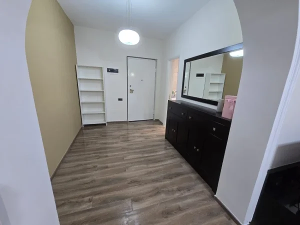 Tirane, jepet me qera apartament 1+1+Ballkon Kati 4, 54 m² 650 € (PAZARI I RI)