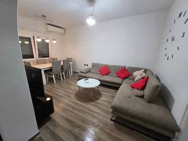Tirane, jepet me qera apartament 1+1+Ballkon Kati 4, 54 m² 650 € (PAZARI I RI)