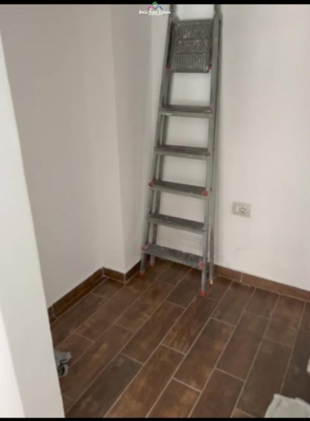 Tirane, jepet me qera zyre Kati 0, 33 m² 300 € (qender)