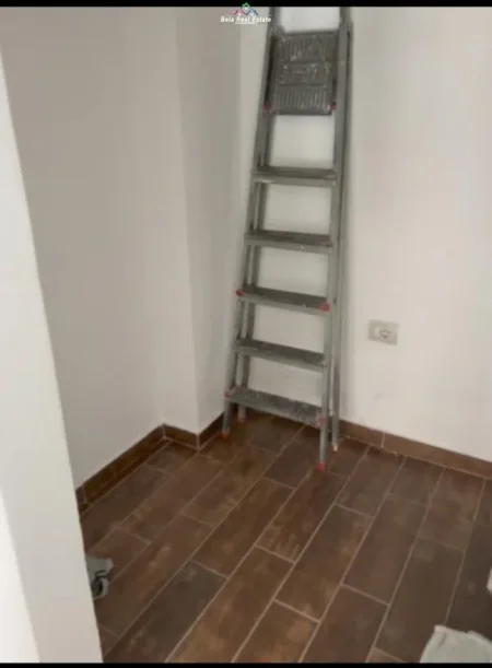 Tirane, jepet me qera zyre Kati 0, 33 m² 300 € (qender)