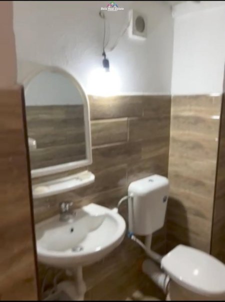 Tirane, jepet me qera zyre Kati 0, 33 m² 300 € (qender)