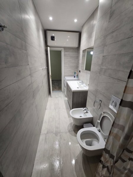 Tirane, jepet me qera apartament 1+1 Kati 4, 54 m² 650 € (Pazari i Ri)