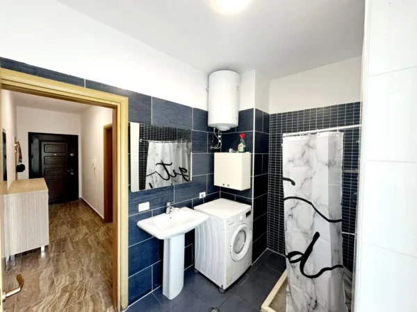 Tirane, jepet me qera 1+1+Ballkon Kati 6, 65 m² 400 € (SHKOZE)