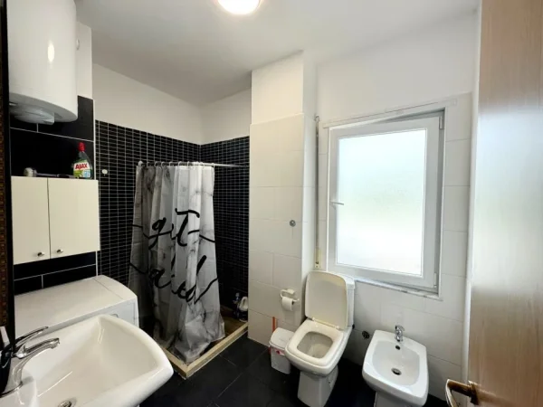 Tirane, jepet me qera 1+1+Ballkon Kati 6, 65 m² 400 € (SHKOZE)
