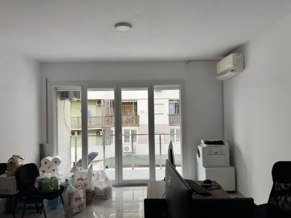 Tirane, Me Qera Ambjent/Apartam për sutido të ndryshme, zyra, calll-center, klinike...etj, në kat 5,pallat ri, 12 kate, sip.55m², qera 500 €/muaj, tek Ring-Center, Zogu i Zi, pranë pallait të sportit "Asllan Rusi", në rrugën "Dritan Hoxha", 300m nga qendra Tiranës.