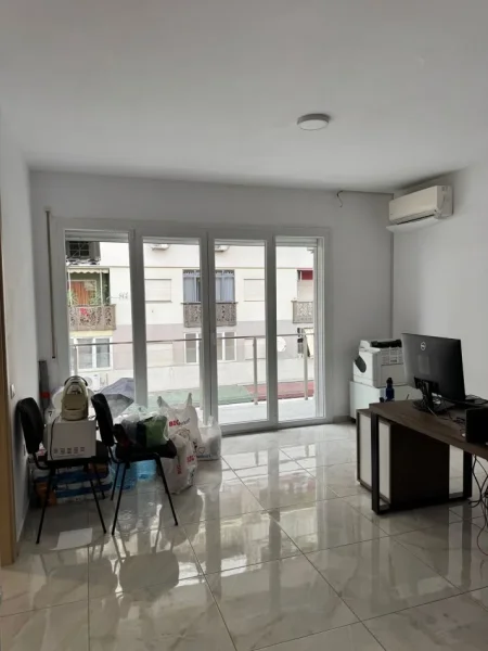 Tirane, Me Qera Ambjent/Apartam për sutido të ndryshme, zyra, calll-center, klinike...etj, në kat 5,pallat ri, 12 kate, sip.55m², qera 500 €/muaj, tek Ring-Center, Zogu i Zi, pranë pallait të sportit "Asllan Rusi", në rrugën "Dritan Hoxha", 300m nga qendra Tiranës.