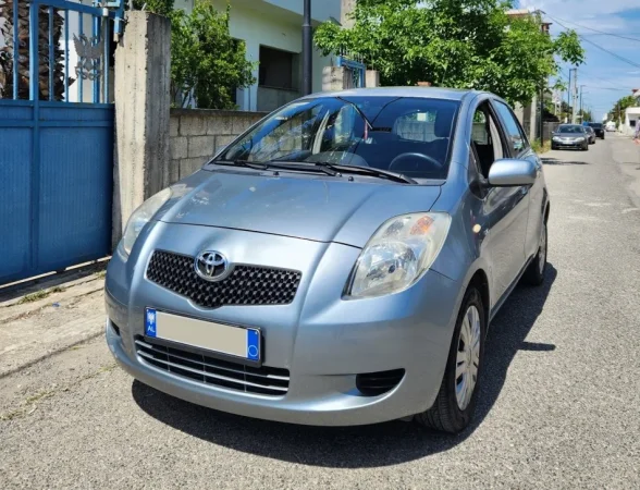 Durres, shitet makine Toyota Yaris 2007 Nafte, gri e erret automatik Kondicioner 185.000 km 5.500 €