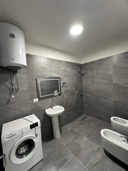 Tirane, jepet me qera apartament 1+1+Ballkon Kati 9, 75 m² 400 € (Bulevardi Kashar)
