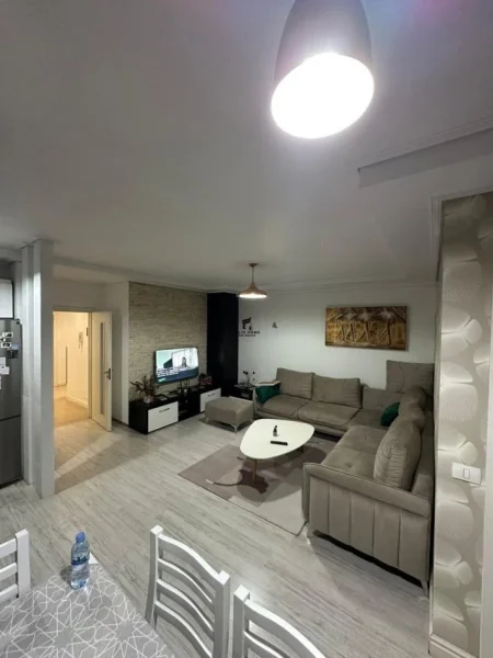 Tirane, jepet me qera apartament 2+1+Ballkon Kati 6, 100 m² 550 € (Yzberisht)