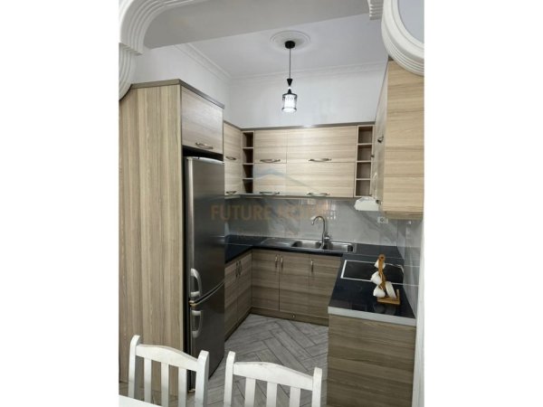 Tirane, jepet me qera apartament 1+1 Kati 9, 152 m² 500 € (Unaza e re)