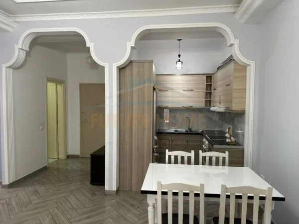 Tirane, jepet me qera apartament 1+1 Kati 9, 152 m² 500 € (Unaza e re)