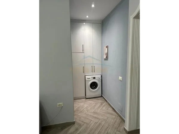Tirane, jepet me qera apartament 1+1 Kati 9, 152 m² 500 € (Unaza e re)