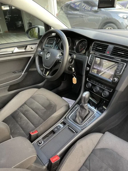 Fier, shitet Golf Voswagen Nafte, e bardhë automatik 174 km 10.500 €