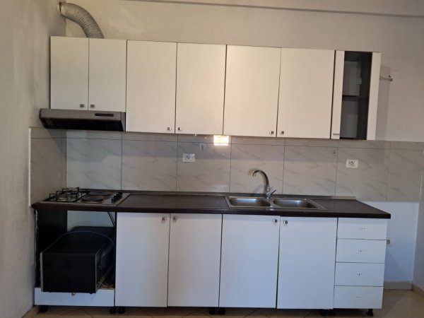 Tirane, jepet me qera apartament 2+1+Ballkon Kati 4, 90 m² 400 € (Rruga 5 maji)